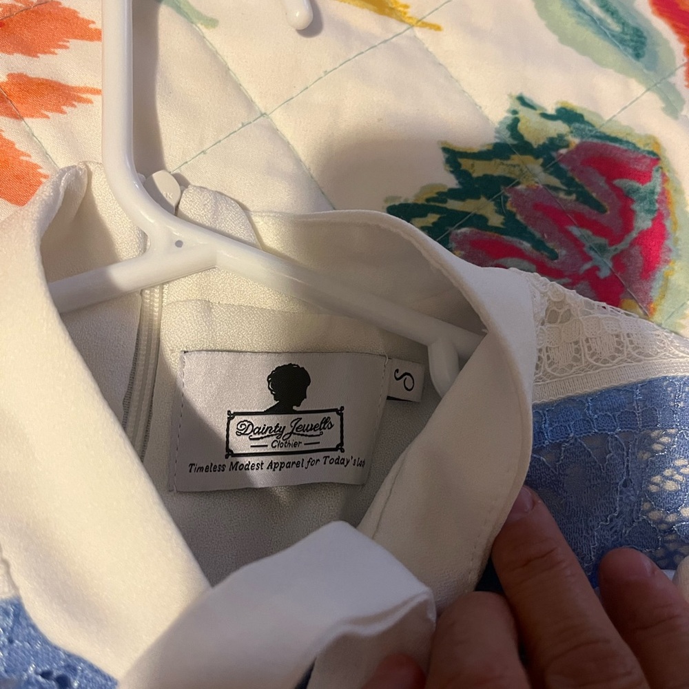dainty dress was only worn once for some photos..size small fits girl 3/4 - Picture 3 of 4